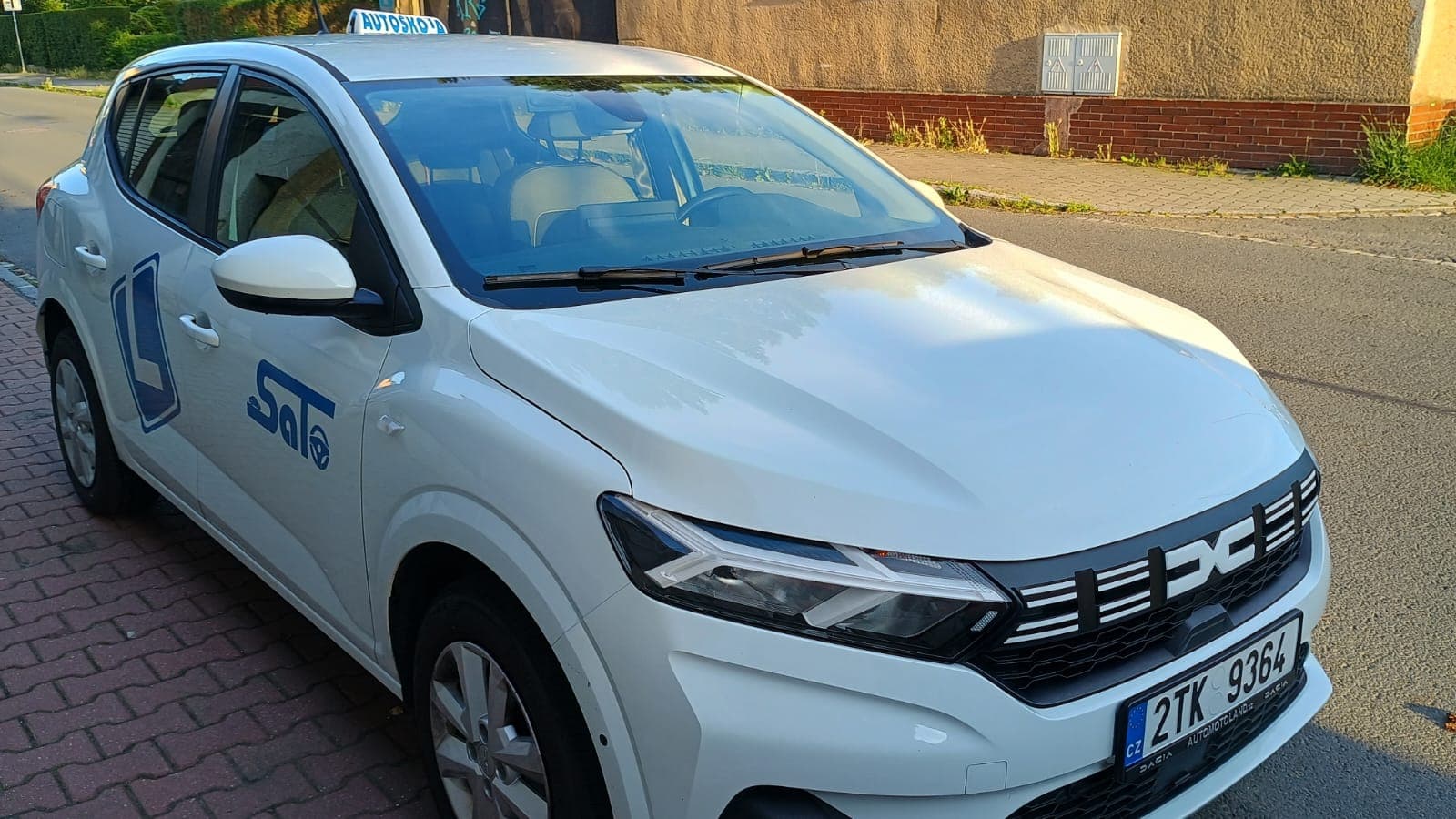 Dacia ze sikma s logem teple pozadi